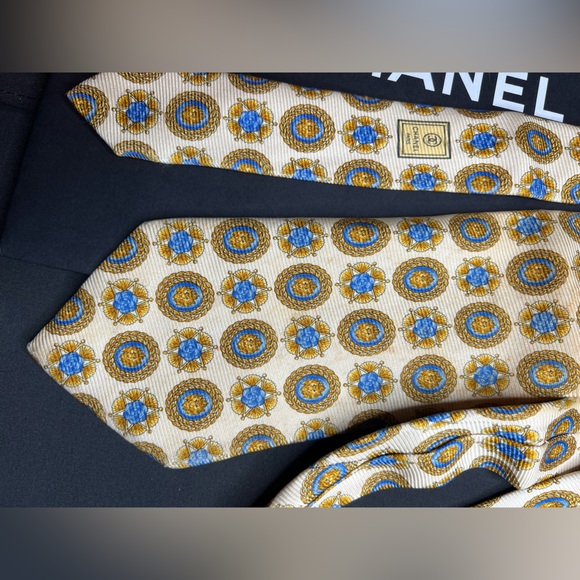 Authentic Chanel tie - Picture 3 of 5